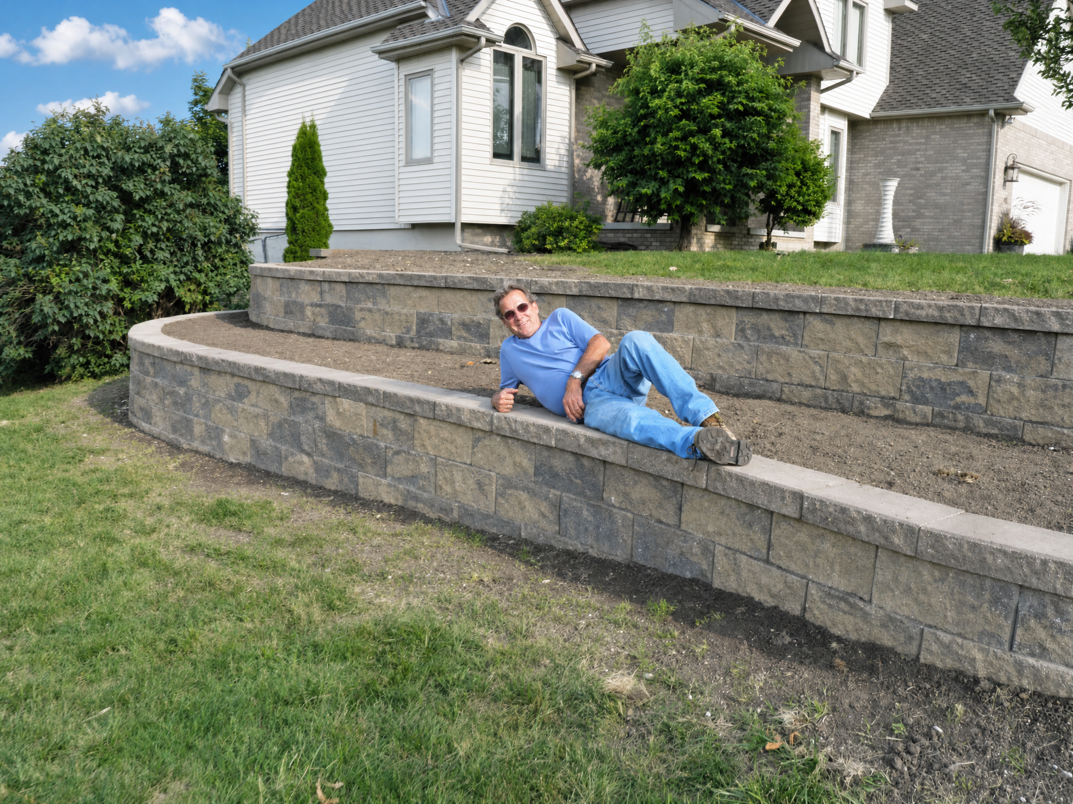 Segmental block retaining wall with tiered landscaping